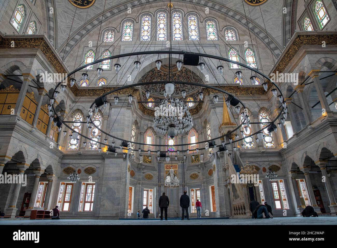 Vue intérieure de la mosquée Nuruosmaniye qui est une mosquée ottomane de 18th siècle située dans le district de Fatih à Istanbul, Turquie le 1 novembre 2021. Banque D'Images