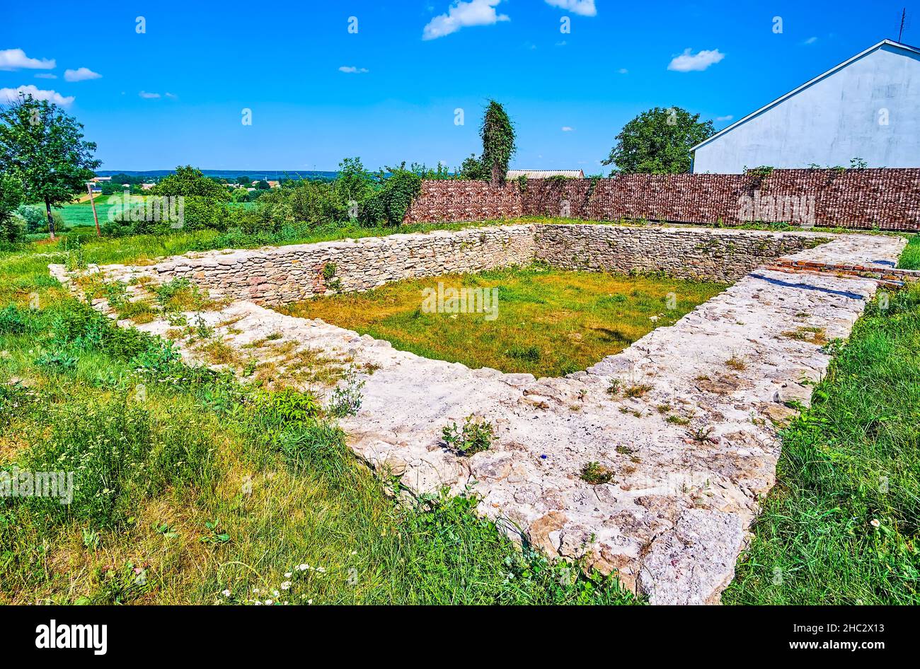 La fondation du bâtiment historique à côté de la synagogue Baal Shem Tov Shul dans la ville de Medzhybikh, en Ukraine Banque D'Images