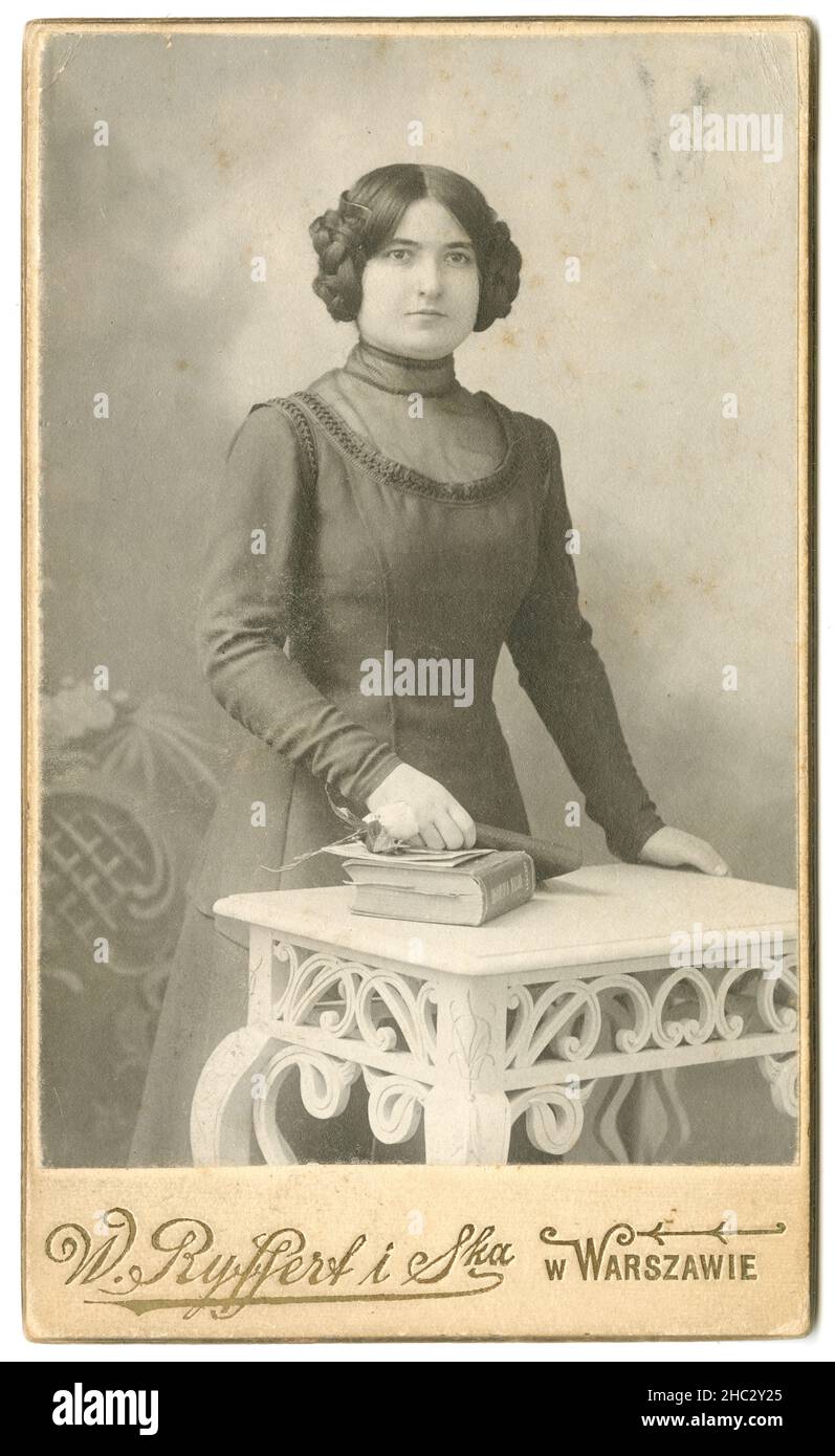 Photographie antique de c1870, femme à Varsovie, Pologne.SOURCE : TIRAGE PHOTOGRAPHIQUE ORIGINAL Banque D'Images