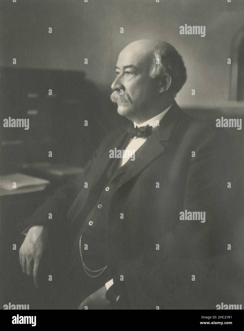Photographie antique de c1910, James C. Kerwin.James Charles Kerwin (1850-1921) était avocat et juge américain du Wisconsin.Il a été juge de la Cour suprême du Wisconsin pendant les 16 dernières années de sa vie.SOURCE : TIRAGE PHOTOGRAPHIQUE ORIGINAL Banque D'Images
