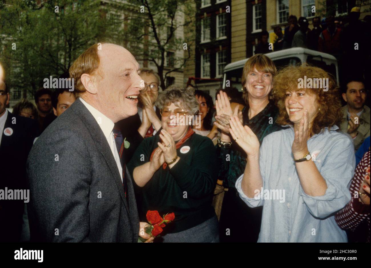 Le chef du Parti travailliste Neil Kinnock avec des partisans à Londres 1987 Banque D'Images