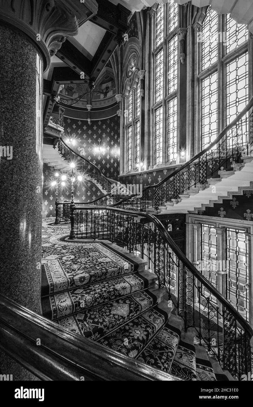 Le bel escalier en colimaçon à l'intérieur du St. Pancras Renaissance Hotel, Londres. Banque D'Images