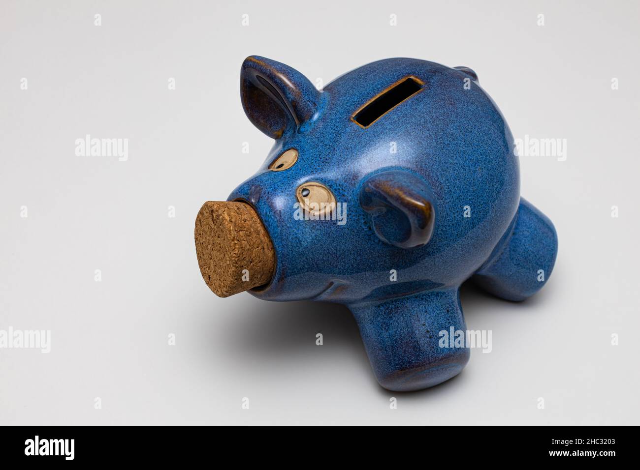 tirelire en forme de cochon bleu en céramique.Photo de haute qualité Banque D'Images