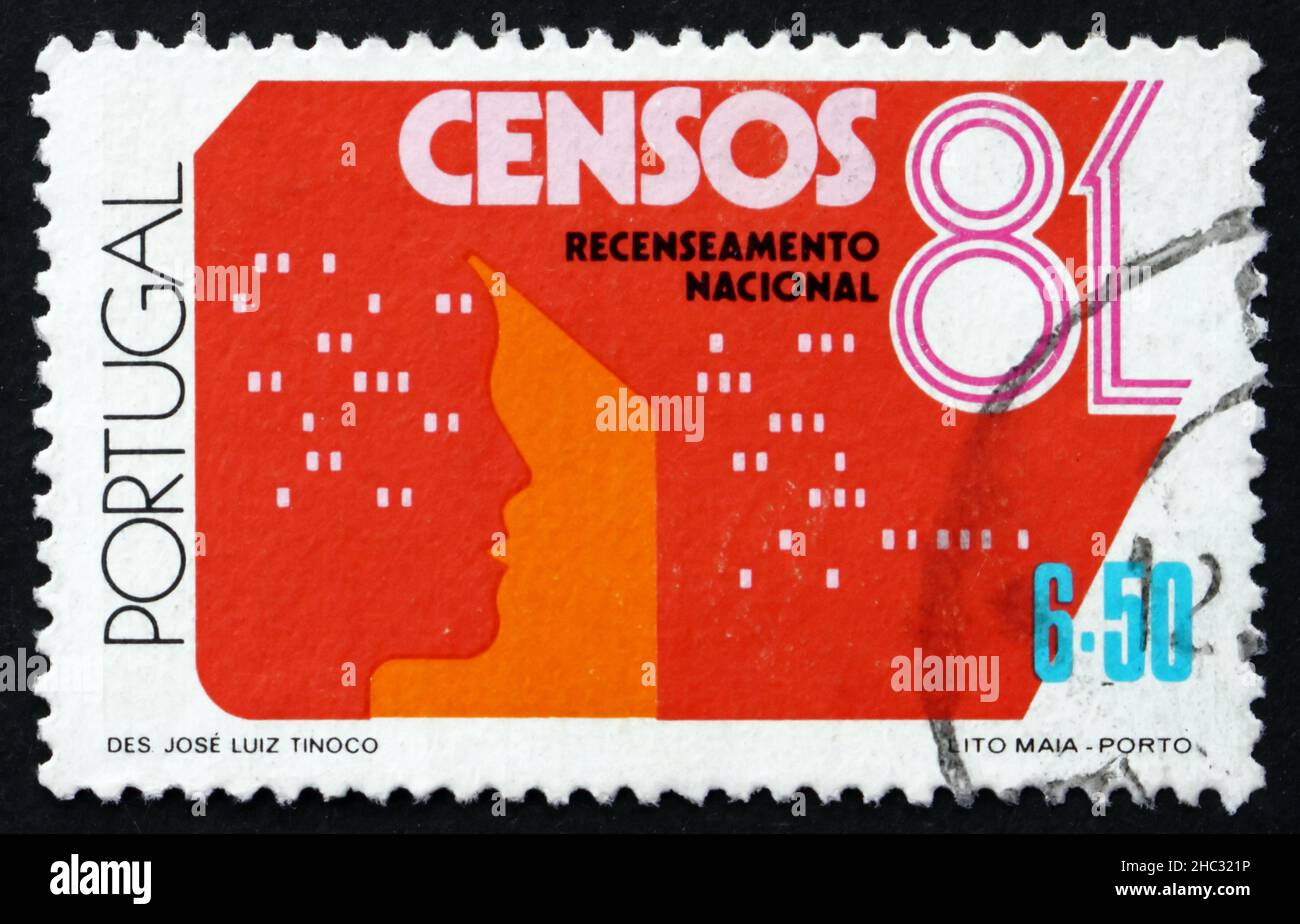 PORTUGAL - VERS 1981 : un timbre imprimé au Portugal indique la forme et le chef du recensement, Recensement national portugais, vers 1981 Banque D'Images