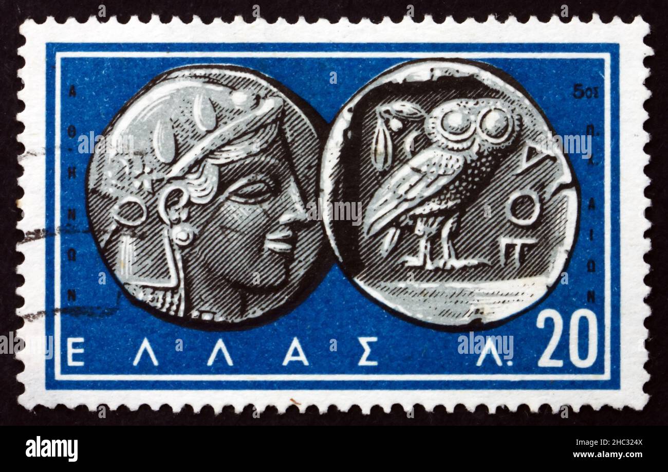 GRÈCE - VERS 1959 : un timbre imprimé en Grèce montre Athena, Déesse de la guerre et de la sagesse, et Owl, pièces de monnaie grecques anciennes, vers 1959 Banque D'Images