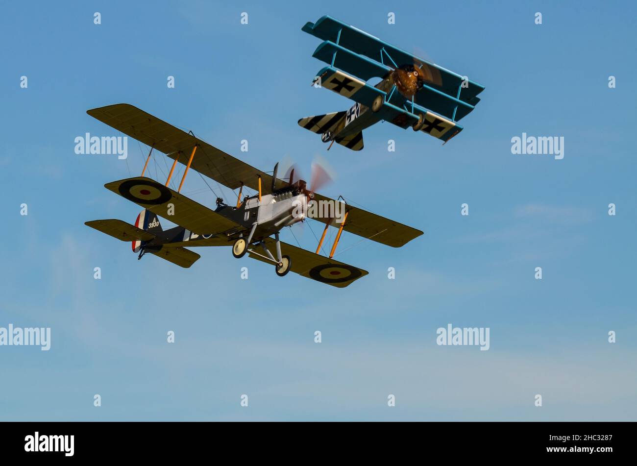 Recréation de Great War Dogfight lors d'un spectacle aérien. RFC/RAF Royal Aircraft Factory R.E.8 A3930 et Luftstreitkräfte chasseur triplan Fokker Dr.I Dreidecker Banque D'Images