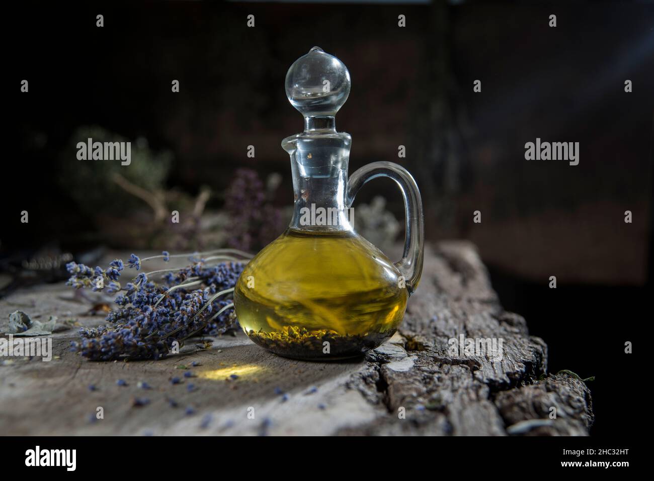 Bouteille d'huiles lavande sur table en bois Banque D'Images