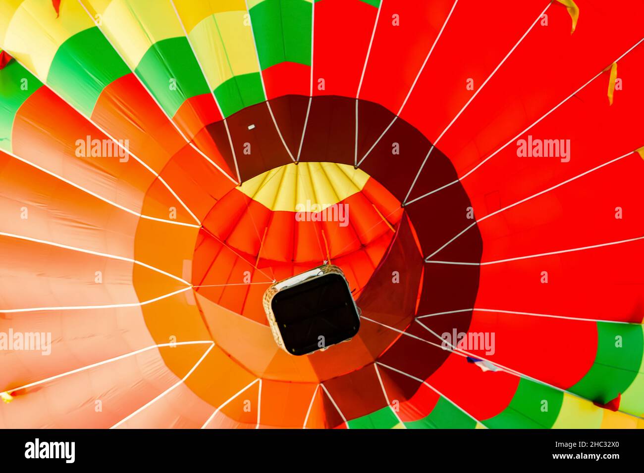 Un ballon dans l'air comme vu d'en dessous. Couleurs vives et saturées Banque D'Images