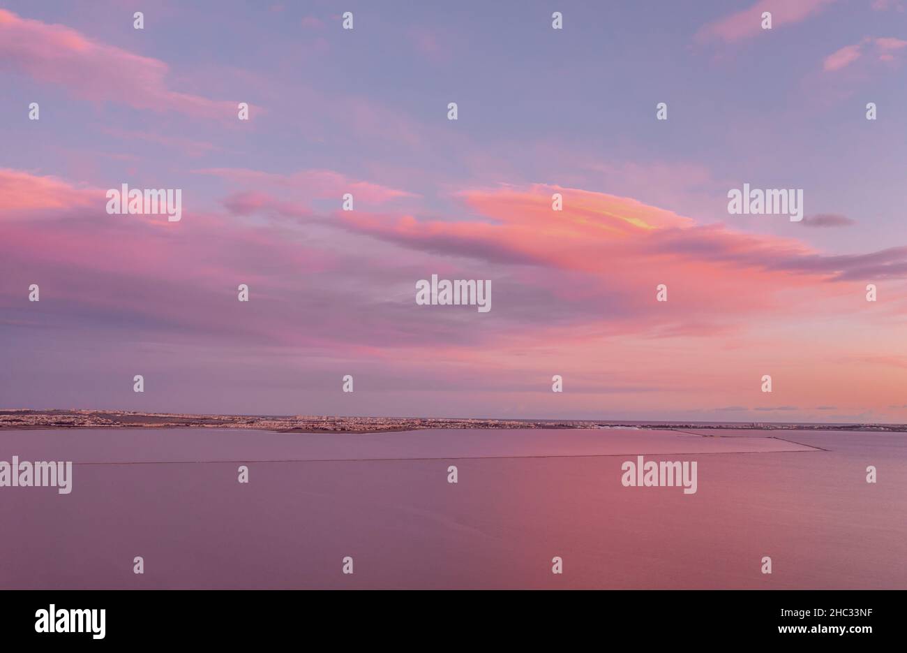 Vue aérienne du lac Rose au coucher du soleil à Torrevieja Banque D'Images