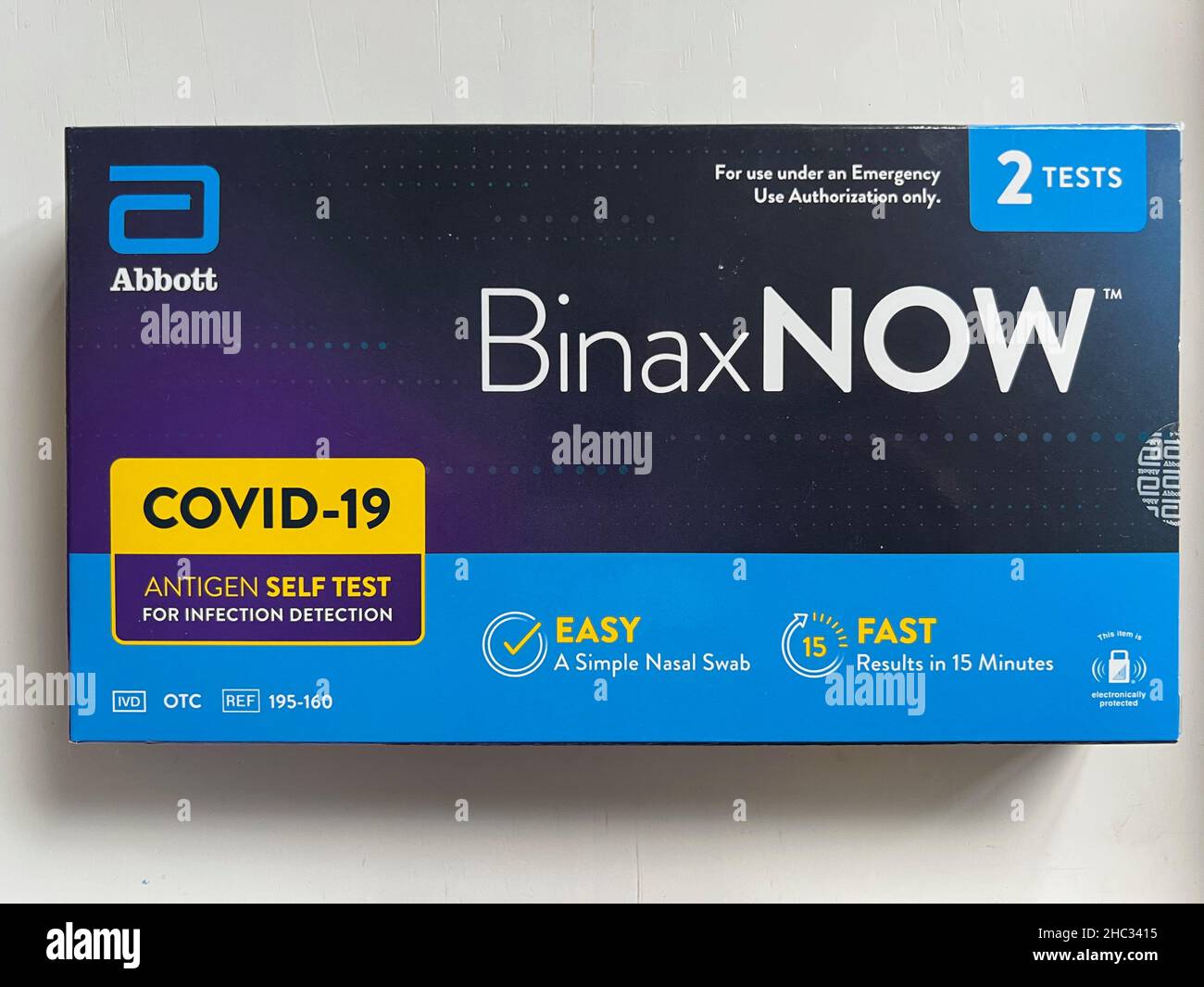 Les autotests BinaxNOW COVID-19 Antigen sont exposés à New York le 23 décembre 2021.Plusieurs grands détaillants ont déclaré cette semaine qu'ils limitaient les achats de kits de test à domicile en raison de contraintes d'approvisionnement, la demande continuant d'augmenter avec une augmentation des cas de coronavirus due à la variante d'omicron.(Photo de Samuel Rigelhaupt / Sipa USA) Banque D'Images