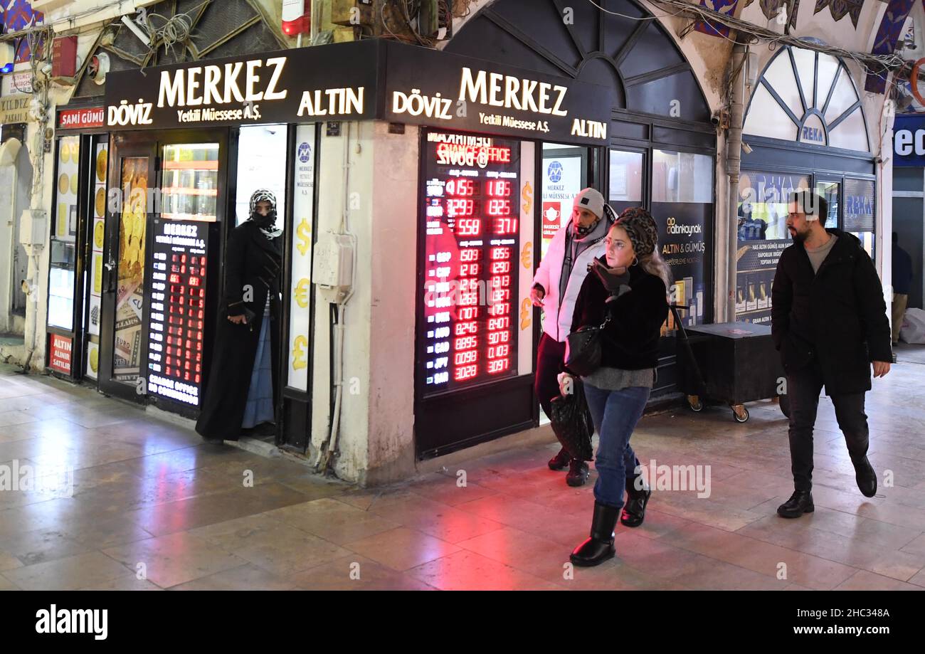 Istanbul, Turquie.23rd décembre 2021.Les gens marchent devant un bureau de  change au Grand Bazar à Istanbul, Turquie, le 23 décembre 2021.Une  atmosphère d'optimisme prudent a été dans les airs jeudi dans le