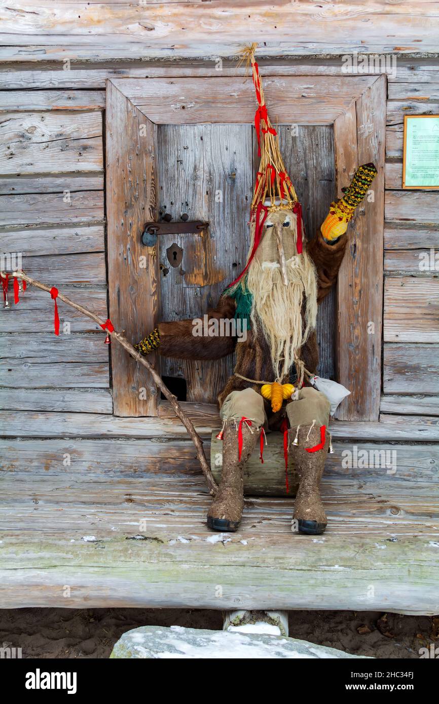 Poupée en costume et masque de Meteņi, avec moufles et chapeau colorés, et  port de bottes en feutre Photo Stock - Alamy