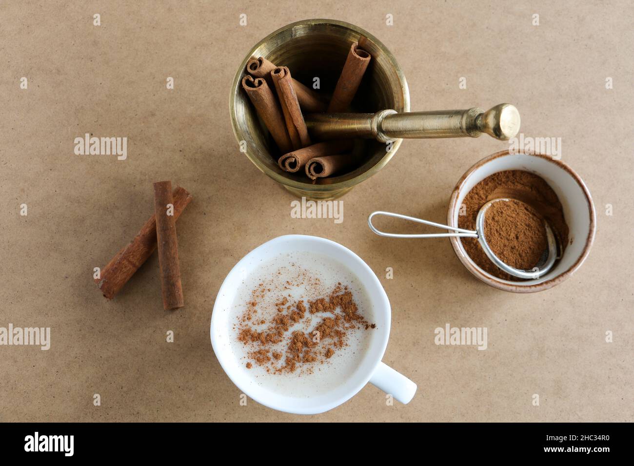 Sahlep, lait et racines d'orchidées boissons chaudes dans une tasse blanche à la cannelle.Le nom local est 'alep'.Concept et idée de boisson.Mise au point sélective. Banque D'Images