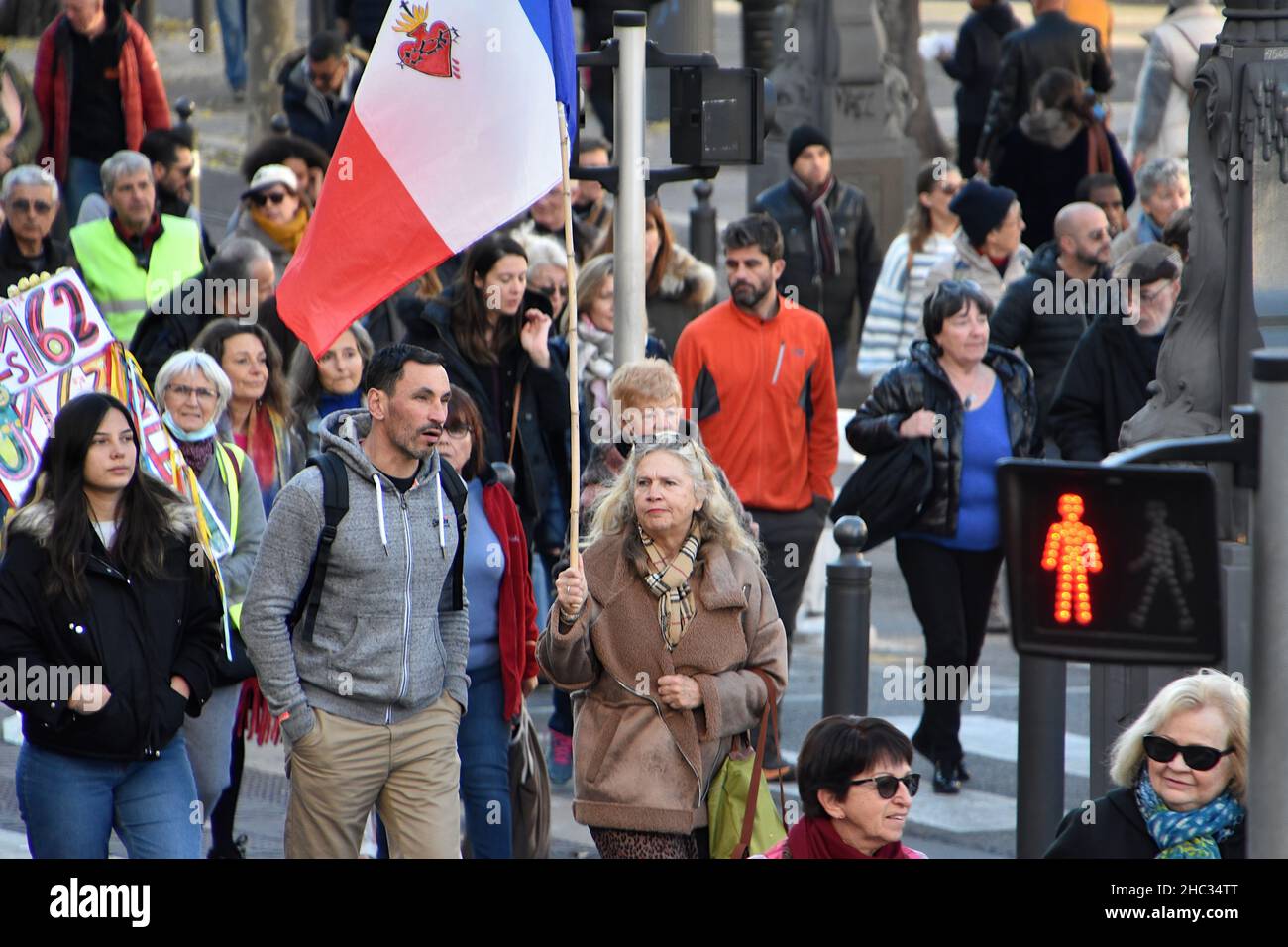 Marseille, France.18th décembre 2021.Un manifestant vu autour du cou avec  une pancarte exprimant son opinion lors de la manifestation alors qu'ils se  sont emmis dans les rues de France pour protester contre