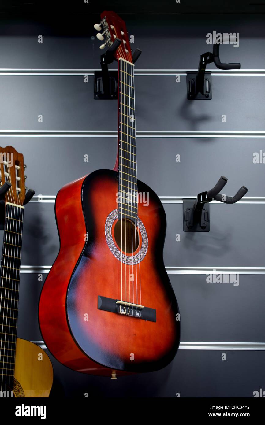 guitare suspendue au mur dans des couleurs marron noir Photo Stock - Alamy