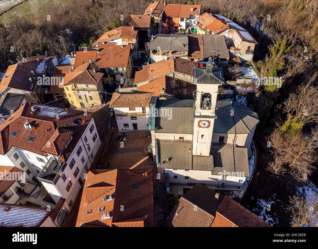 Vue aérienne du clocher de l'église Saint Ilario di Poitiers à Bedero Valcuvia, province de Varèse, Lombardie, Italie Banque D'Images