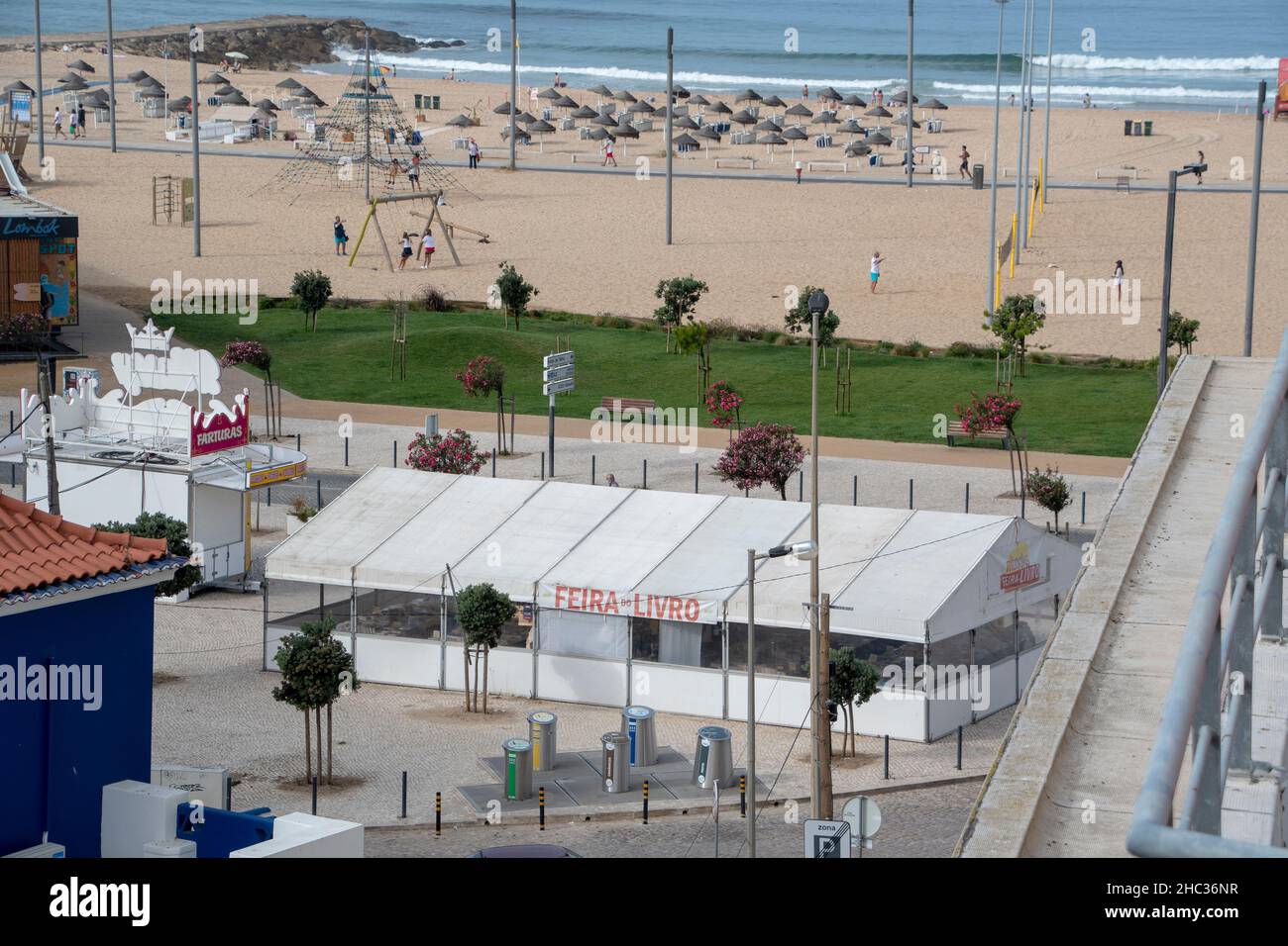 Paysage aérien de la plage et de l'océan Atlantique depuis la Costa da Caparica à Lisbonne Banque D'Images