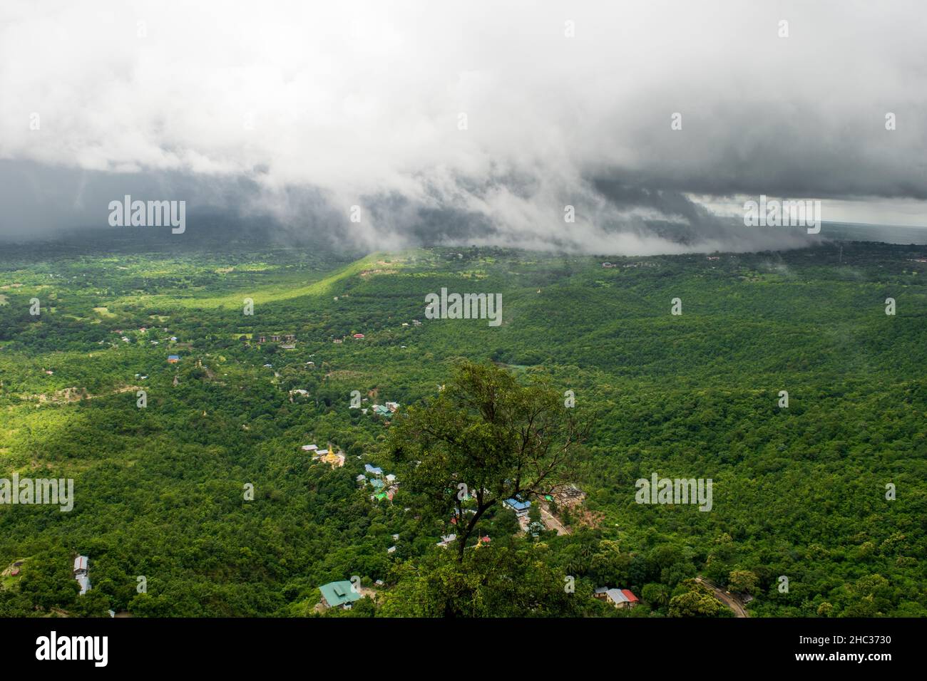 Vue sur la campagne et les forêts, vue depuis le sommet du mont Popa, site de pèlerinage, Myanmar, Birmanie Banque D'Images