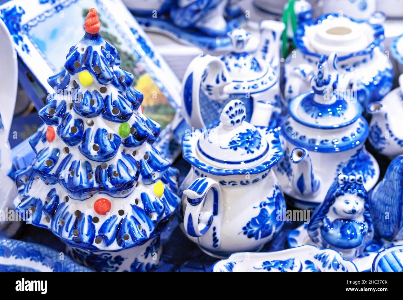 Arbre de Noël en porcelaine et ustensiles de cuisine de style russe Gzhel. Banque D'Images