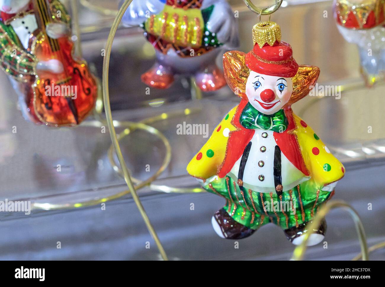 Jouet de Noël rouge-cheveux clown drôle avec un nez rouge et des vêtements brillants. Banque D'Images