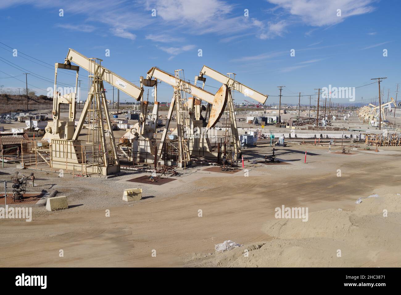 Plates-formes pétrolières et gazières actives, champ pétrolier montré dans le comté de Los Angeles. Banque D'Images