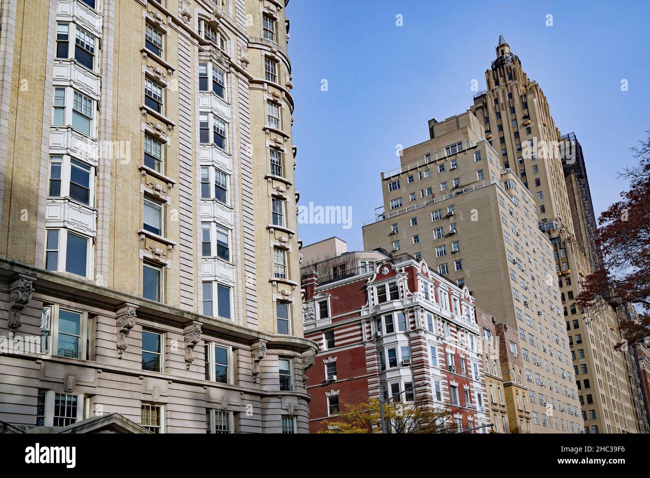 Vieux immeubles élégants donnant sur Central Park à New York Banque D'Images
