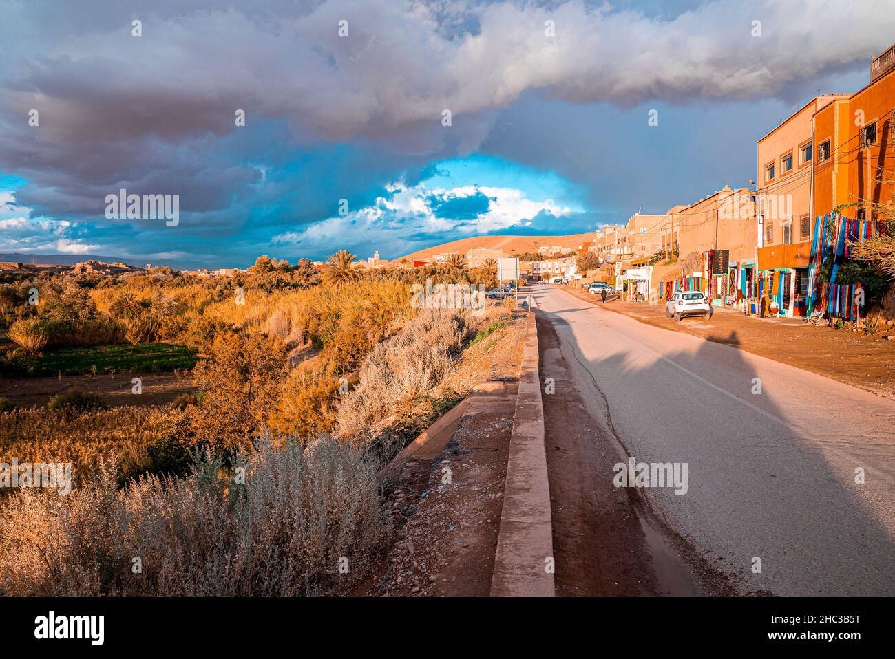 Maisons résidentielles avec la route contre le ciel dramatique dans la journée ensoleillée d'été Banque D'Images