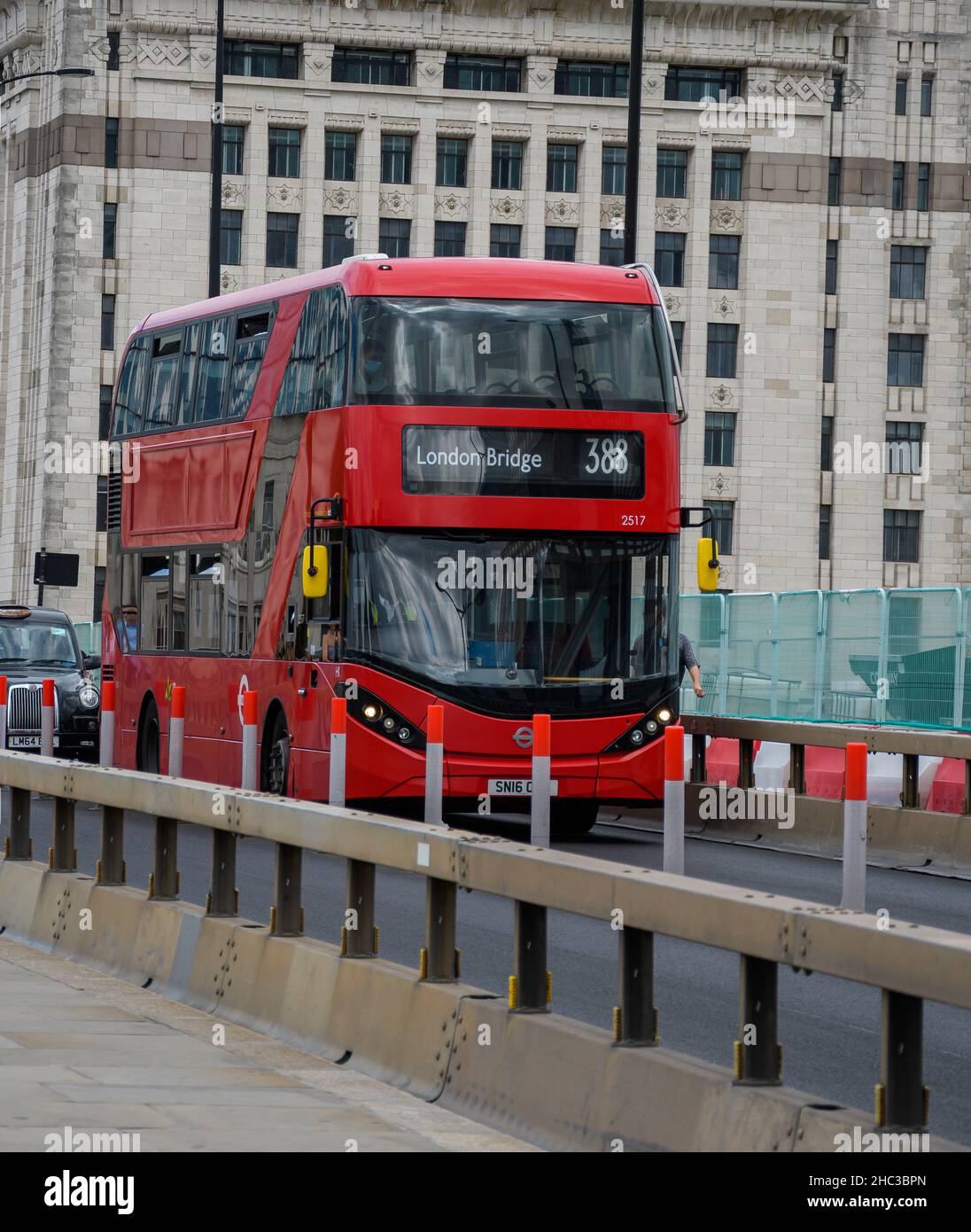 Londres, Royaume-Uni - août 01 2020 : la façade du London bus Vehicle à London Bridge Banque D'Images