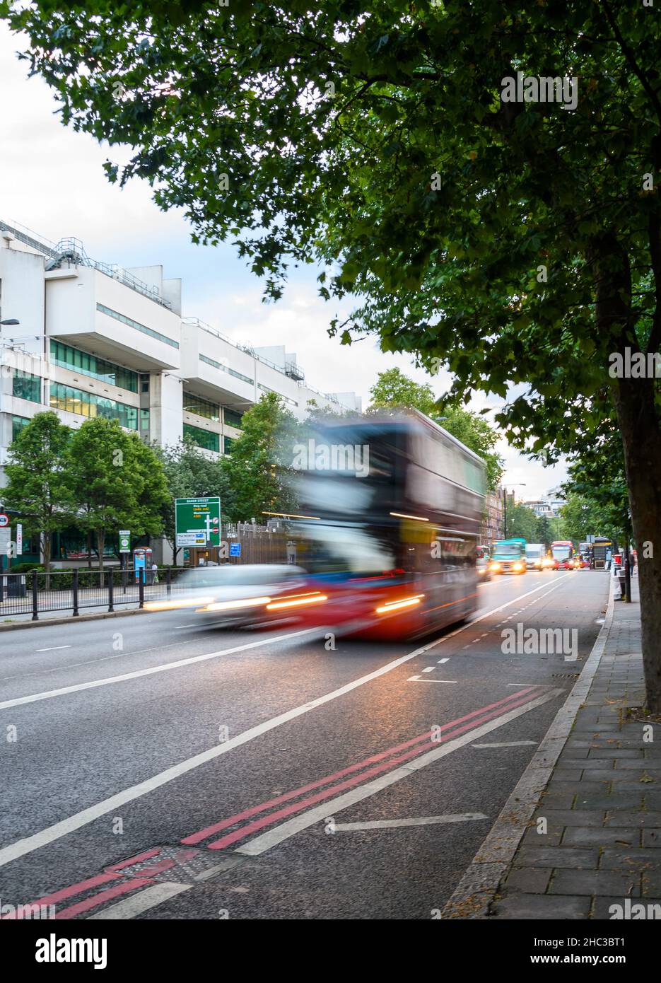 Londres, Royaume-Uni - août 10 2021: Un mouvement flou London bus conduite le long de Marylebone Road Banque D'Images