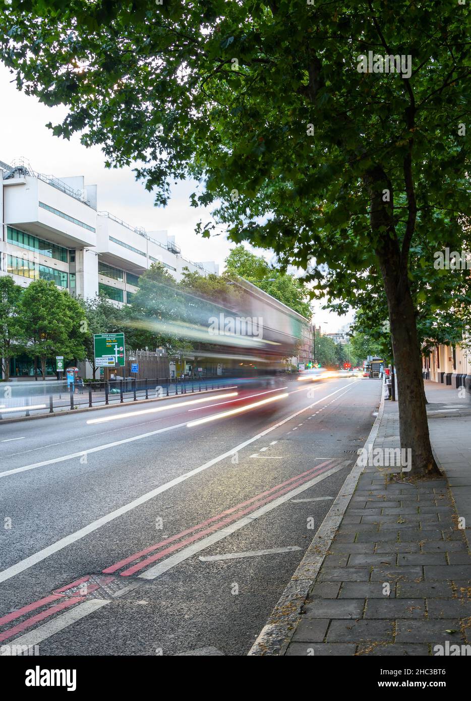 Londres, Royaume-Uni - août 10 2021: Un mouvement flou London bus conduite le long de Marylebone Road Banque D'Images