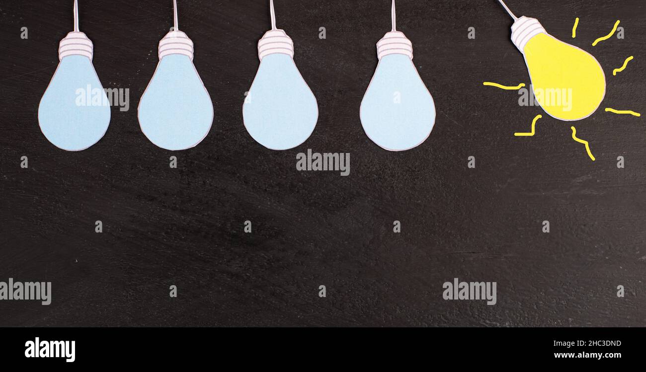 Se démarquer de la foule, avoir une nouvelle idée, le concept d'ampoule, être différent, leadership Banque D'Images