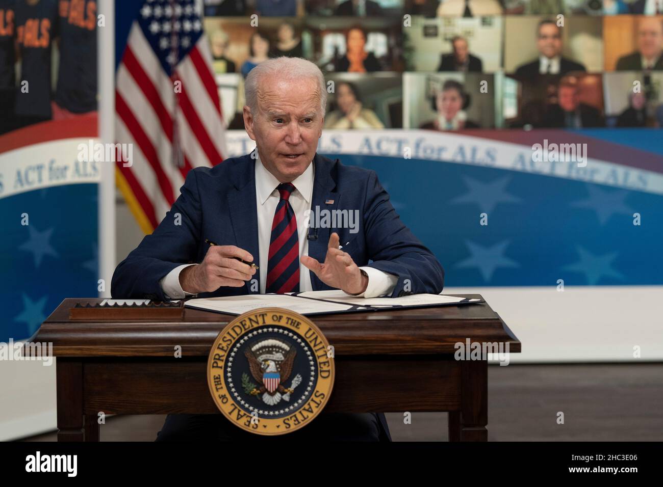 Washington, Vereinigte Staaten.23rd janvier 2021.Le président des États-Unis, Joe Biden, se connecte à la loi H.R. 3537, The âAccelerating Access to Critical Therapies for ALS Actâ à la Maison Blanche à Washington, DC, le 23 décembre 2021.Credit: Chris Kleponis/CNP/dpa/Alay Live News Banque D'Images
