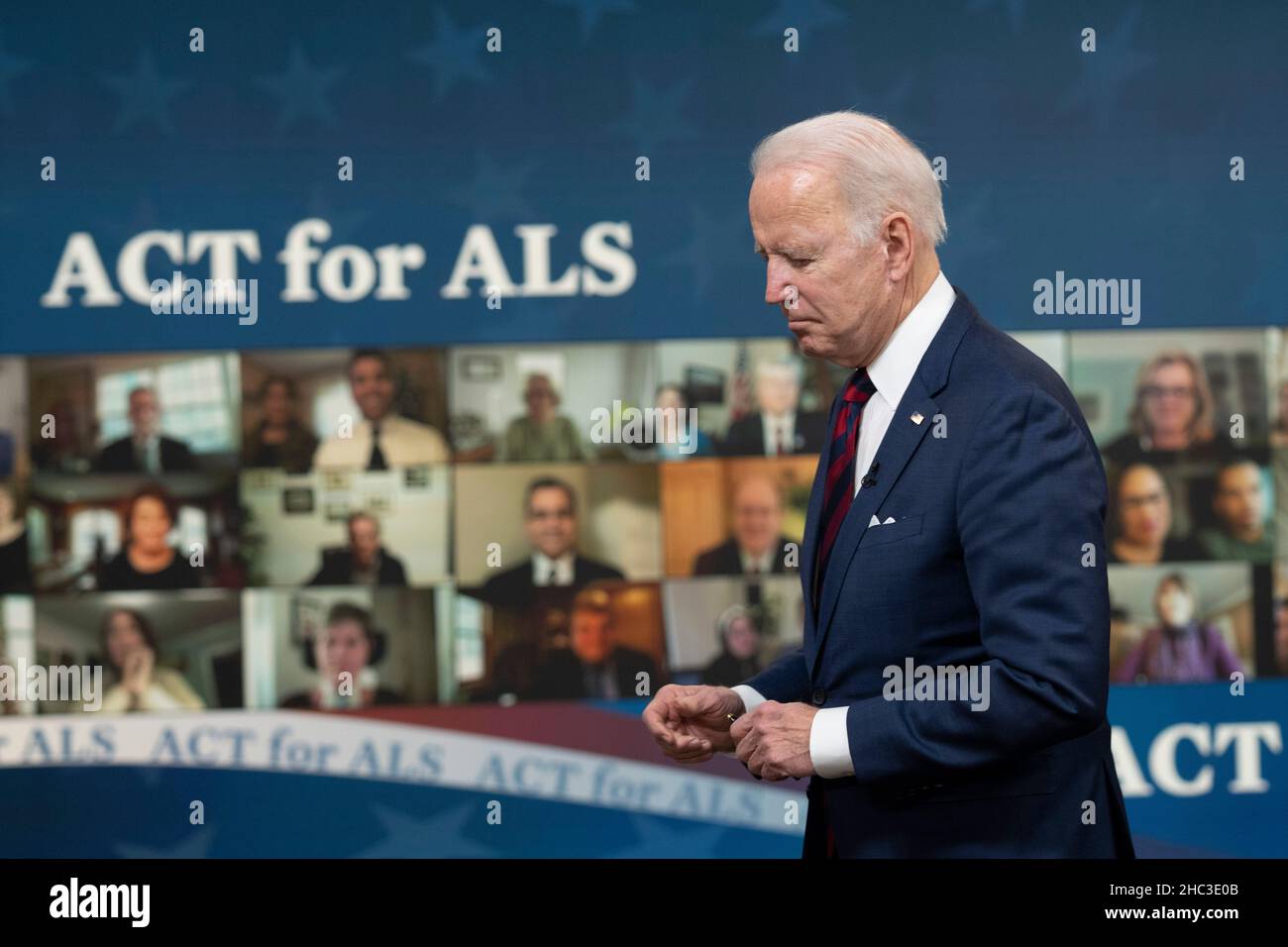 Washington, Vereinigte Staaten.23rd janvier 2021.Le président des États-Unis, Joe Biden, se connecte à la loi H.R. 3537, The âAccelerating Access to Critical Therapies for ALS Actâ à la Maison Blanche à Washington, DC, le 23 décembre 2021.Credit: Chris Kleponis/CNP/dpa/Alay Live News Banque D'Images