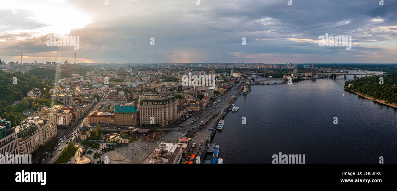 Vue panoramique sur la ville de Kiev avec un bel arc-en-ciel sur la ville. Banque D'Images