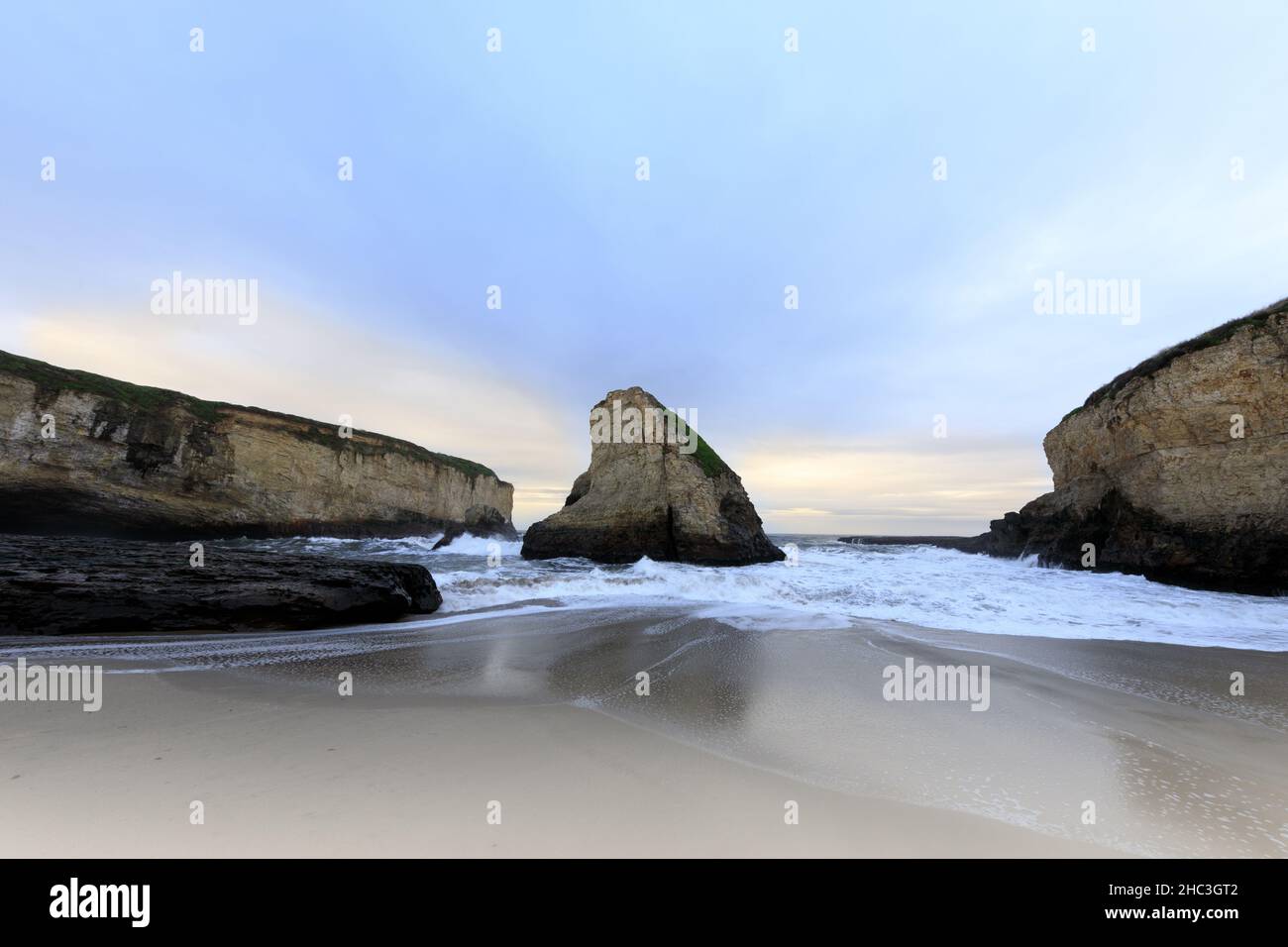 Shark fin Cove AKA Shark Tooth Beach à Davenport, Californie. Banque D'Images