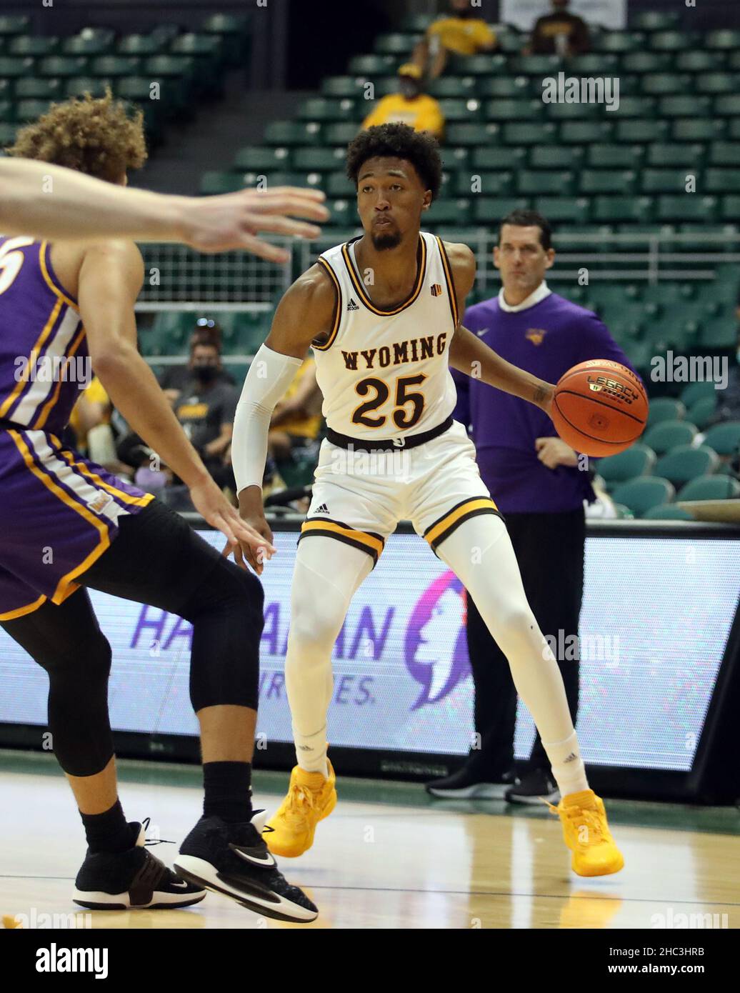 23 décembre 2021 - Wyoming Cowboys avance Jeremiah Oden #25 lors d'un match entre les Wyoming Cowboys et les Northern Iowa Panthers pendant le Diamond Head Classic à la Simplili Arena au Stan Sheriff Centre à Honolulu, HI - Michael Sullivan/CSM Credit: CAL Sport Media/Alay Live News Banque D'Images