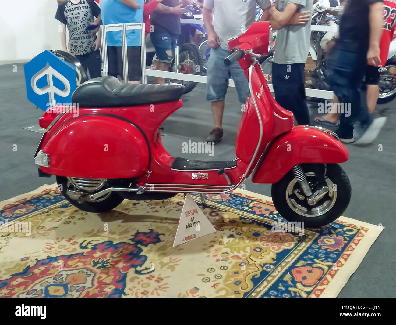Avellaneda, Argentine - 5 décembre 2021 - tourné d'un classique rouge italien Vespa A1 scooter 1993 par Piaggio.Expo Wheels 2021. Banque D'Images