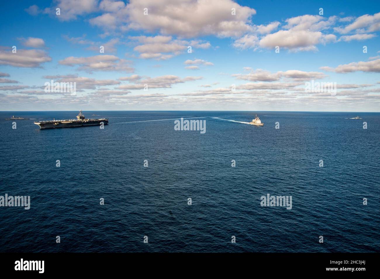 211220-N-DH793-1587 MER MÉDITERRANÉE (DÉC20, 2021) le porte-avions de la classe Nimitz USS Harry S. Truman (CVN 75), le croiseur de missiles guidé de la classe Ticonderoga USS San Jacinto (CG 56),Et la Frégate de la Marine royale norvégienne HNoMS Fridtjof Nansen (F310) participent à un exercice de passage avec le navire de patrouille hauturière tunisien Hannon (P612) et le bateau de patrouille rapide de classe la Combatante III Tunis (502) en mer Méditerranée, le 20 décembre 2021.Le groupe de grève des transporteurs Harry S. Truman est en cours de déploiement prévu dans la zone d'opérations de la Sixième flotte des États-Unis pour soutenir les opérations navales afin de maintenir mar Banque D'Images