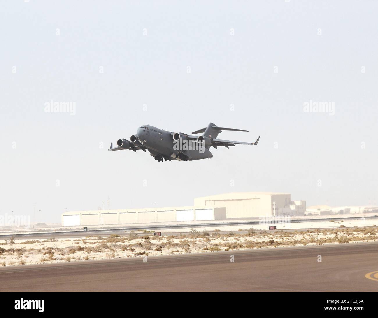 Une Force aérienne américaine C-17 Globemaster III débarque lors de l'opération Agile Spartan à la base aérienne d'Al Dhafra, aux Émirats arabes Unis, le 18 décembre 2021.L'opération Agile Spartan est une démonstration des compétences de base d'Agile combat Employment dans le domaine de responsabilité de Central Command aux États-Unis.Associé à des capacités de ravitaillement et de commandement et de contrôle des avions, le système ACE élargit le nombre d'emplacements à partir desquels les forces aériennes peuvent générer des sorties de combat.(É.-U.Photo de la Force aérienne par le Sgt.DaN Heaton) Banque D'Images