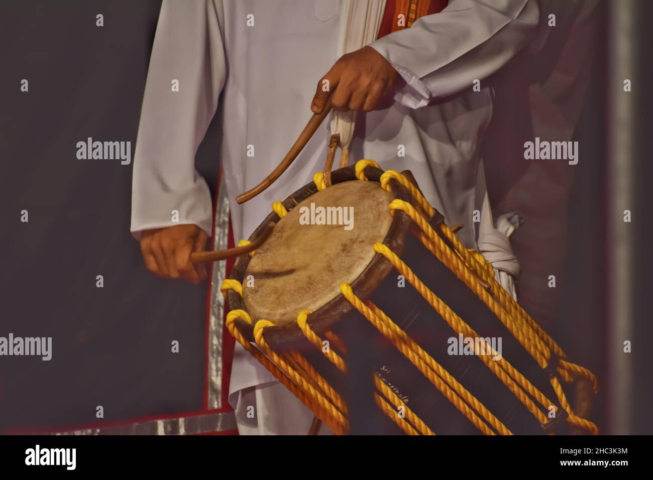 Vue rapprochée d'un homme battant le tambour indien traditionnel lors d'un spectacle de danse Banque D'Images