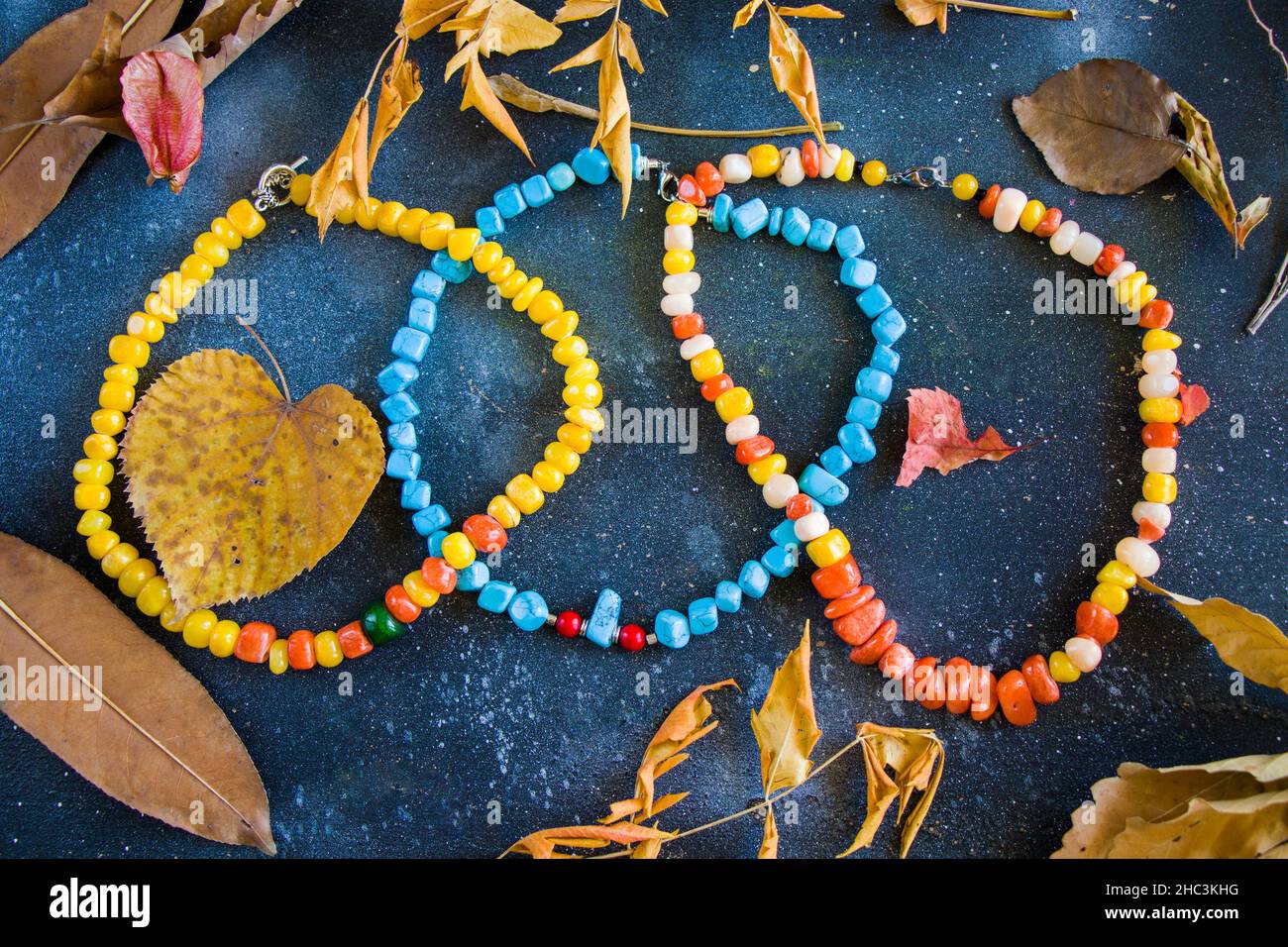 Collier et bracelet colorés, perles et collier en pierre, arrière-plan de bijoux Banque D'Images