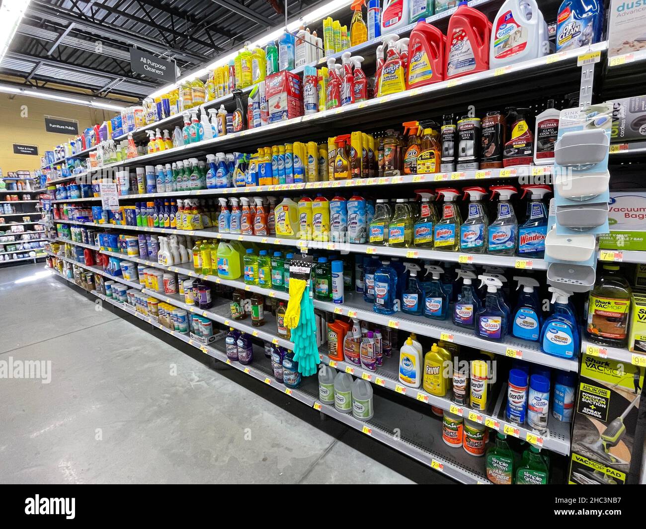 Martinez, GA USA - 12 23 21: Walmart Retail Grocery store interior Banque D'Images