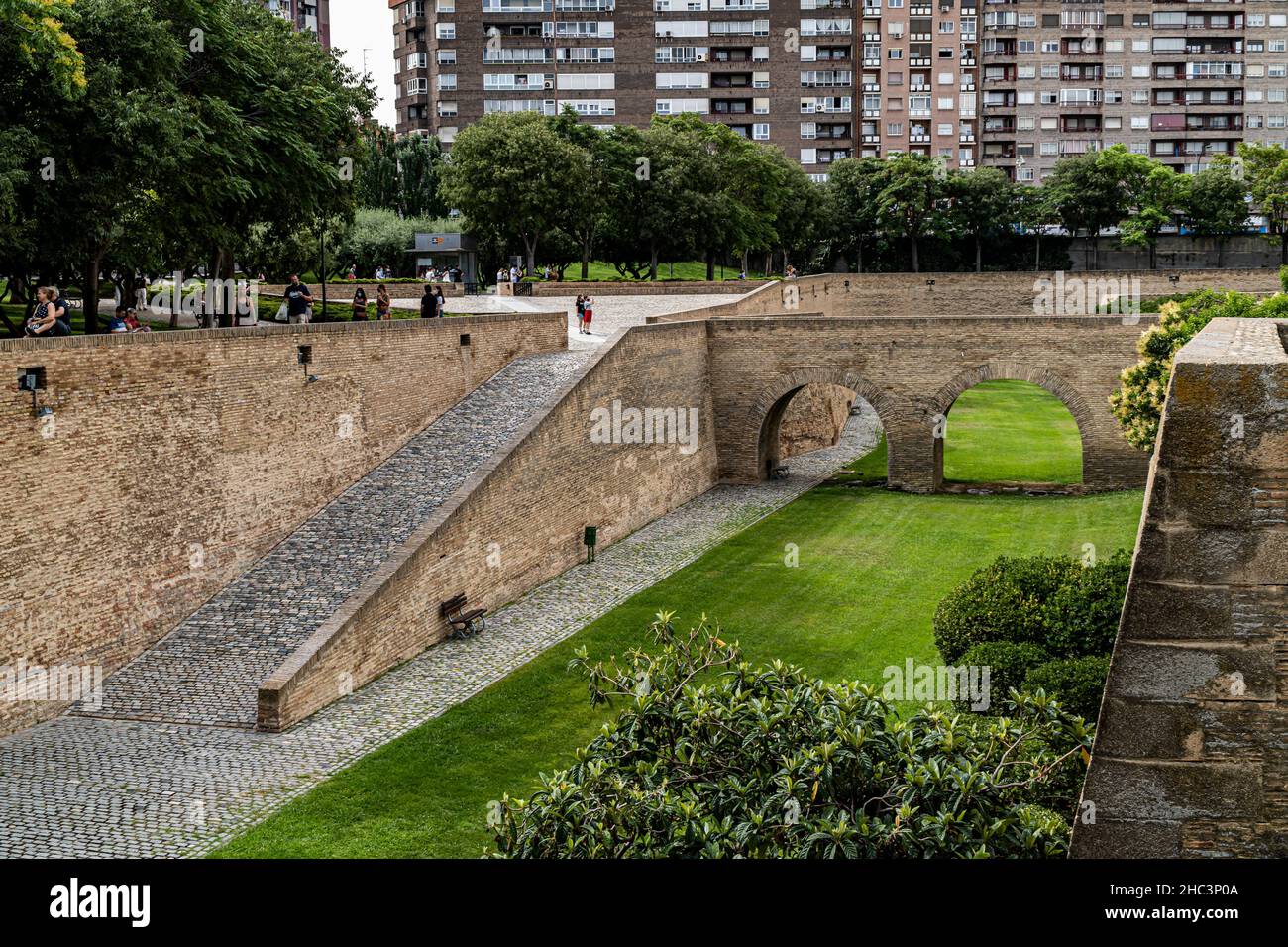 Saragosse, Espagne.11 juillet 2021.Extérieurs et jardins du palais Aljaferia de Saragosse. Banque D'Images