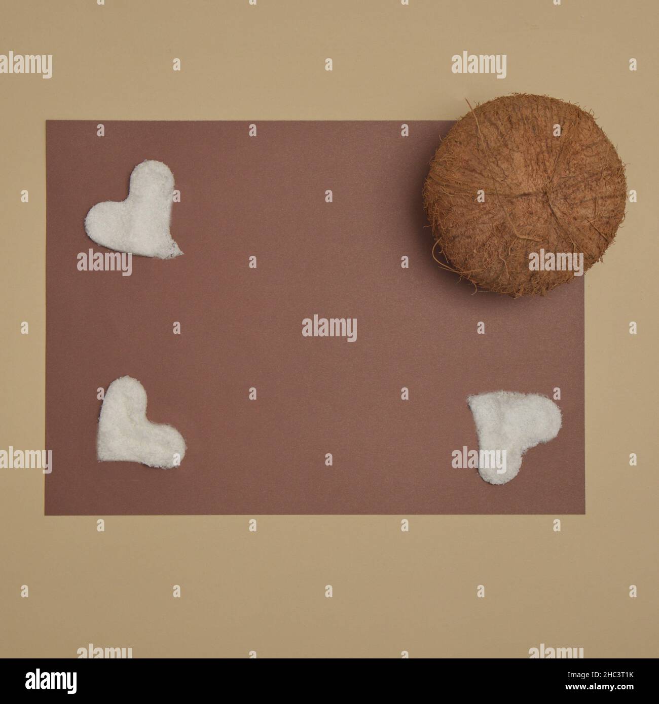 Vue de dessus de la farine de noix de coco et de noix de coco avec un espace de copie brun foncé sur un fond beige Banque D'Images