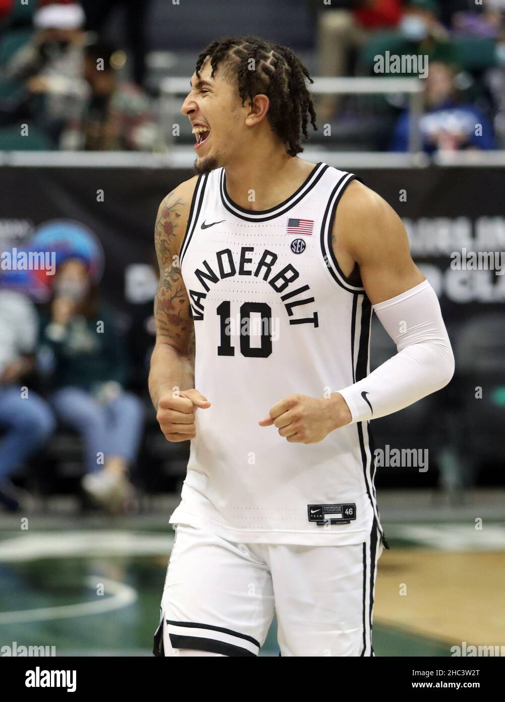 23 décembre 2021 - Vanderbilt Commodores Forward Myles Stute #10 lors d'un match entre les Brigham Young Cougars et les Vanderbilt Commodores pendant le Diamond Head Classic à la Simplili Arena au Stan Sheriff Centre à Honolulu, HI - Michael Sullivan/CSM Banque D'Images