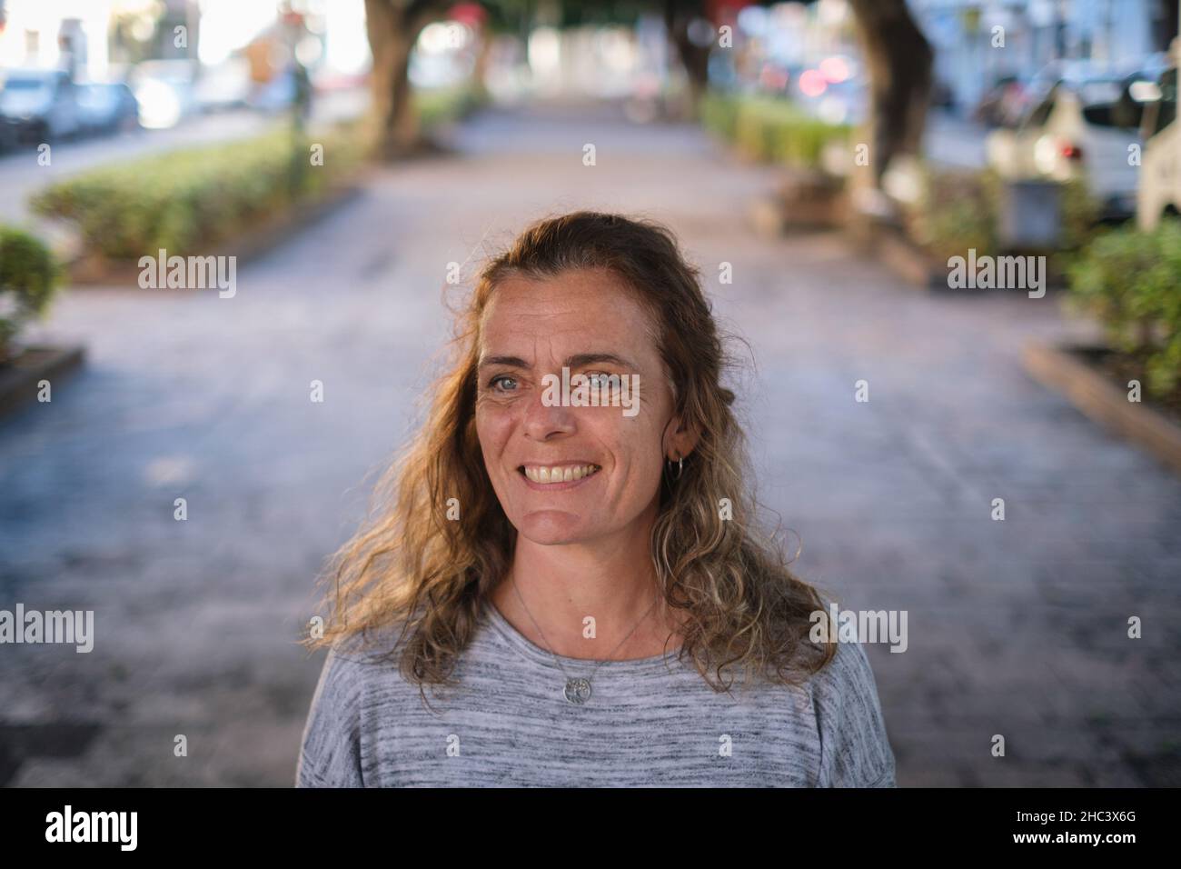 La Palma, Espagne.22nd décembre 2021.Kathrin Gouffran de Berlin vit à la Palma depuis 20 ans.Sa maison avec presque tout dans elle a été détruite par la lave.Mais l'enfant de 52 ans se rave de l'utilité des Palmeros et ne veut pas quitter l'île en tout cas.(À dpa: S'échapper du volcan avec trois chaussures de gauche et beaucoup de courage de vivre) Credit: Andres Gutierrez/dpa/Alay Live News Banque D'Images