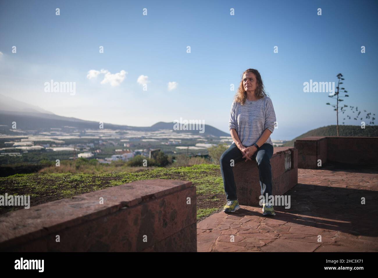La Palma, Espagne.22nd décembre 2021.Immédiatement après le début de l'éruption volcanique le 19 septembre, la maison de la Kathrin Gouffran allemande sur la Palma a été détruite par la lave.Des connaissances lui ont laissé un appartement où elle a vécu pendant l'éruption.Tous les soirs, elle monta sur la terrasse du toit et implaçait le volcan : « vous restez là où vous êtes et je séjournerai ici. »(À dpa: S'échapper du volcan avec trois chaussures de gauche et beaucoup de courage de vivre) Credit: Andres Gutierrez/dpa/Alay Live News Banque D'Images