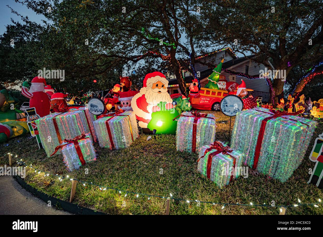 Austin, Texas, États-Unis.23 décembre 2021.Concours de yard des fêtes.Les gagnants de la Northwest Austin Civic Association pour 2021 ont été la cour aux couleurs vives à l'angle de Adirondack Trail et Walhill Lane.Bien que toutes les maisons sur Walhill Lane ont fait un grand effort pour rivaliser.Ce quartier attire de nombreux visiteurs pleins de voitures pendant la saison de Noël.Credit: Sidney Bruere/Alay Live News Banque D'Images