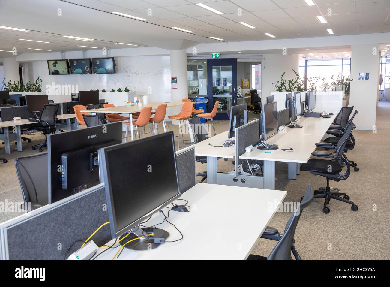 Covid 19 espaces de bureau vides, entreprises et gouvernements ont demandé à leur personnel de travailler de chez lui, ce qui a conduit à des bureaux vides à Sydney et en Australie Banque D'Images