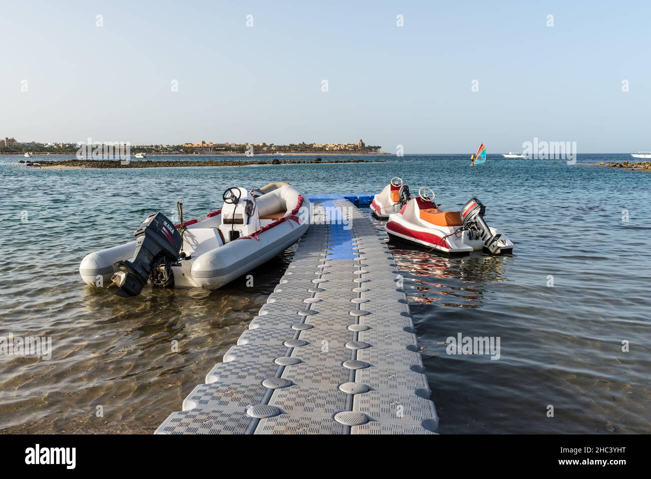 Hurghada, Égypte - 01 juin 2021 : bateau en caoutchouc et jet skis à l'embarcadère menant sur la mer dans la baie de Makadi, qui est l'une des belles RIV de la mer Rouge d'Égypte Banque D'Images